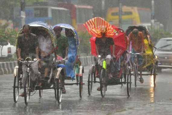 Persistent drizzle becomes city commuter`s bane