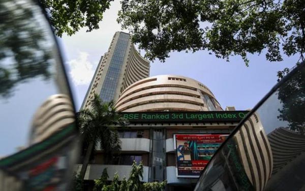 Indian shares fall as heavyweights tumble