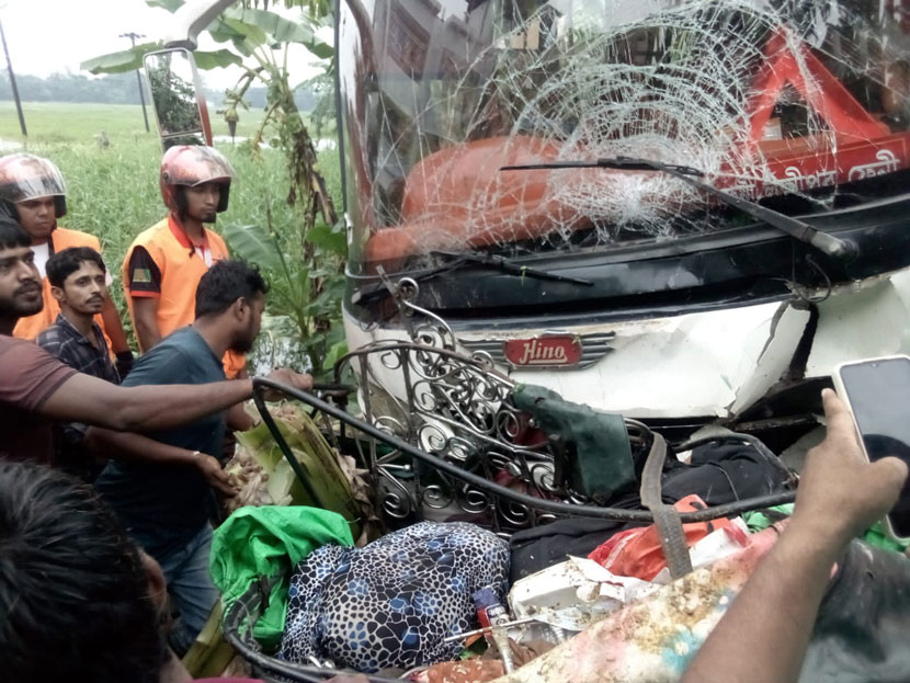 নোয়াখালীতে বেপরোয়া গতির স্টার লাইন বাস চাপায় মা-ছেলেসহ নিহত ৩