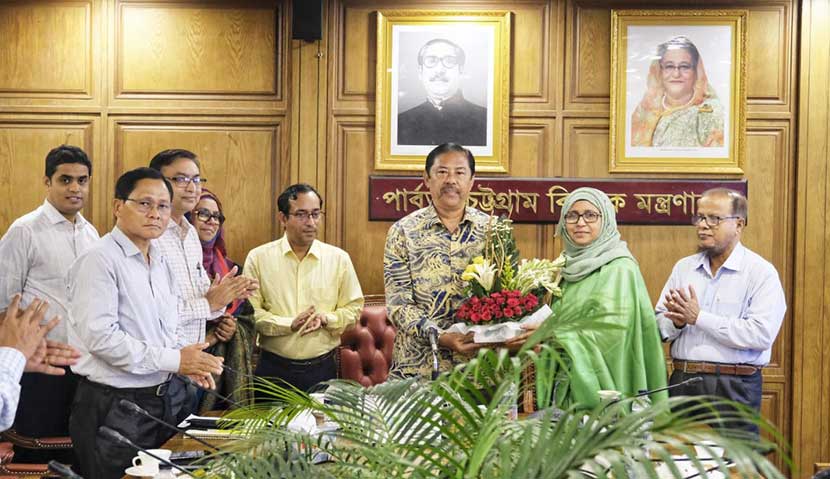 সচিব হামিদা বেগমকে ফুল দিয়ে শুভেচ্ছা পার্বত্য মন্ত্রীর