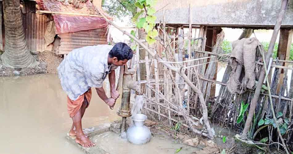 ধীরগতিতে নামছে বন্যার পানি, বাড়ছে পানিবাহিত রোগ