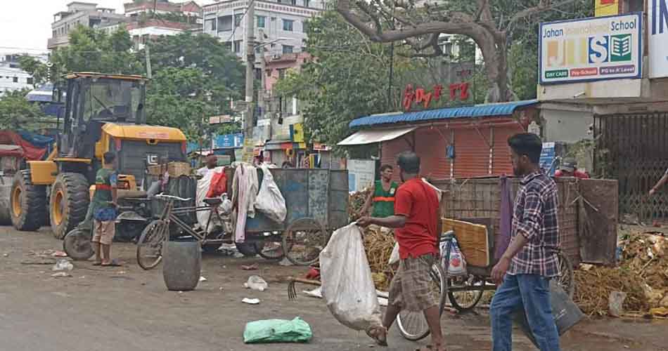 বর্জ্য অপসারণে ঘাম ঝরাচ্ছেন পরিচ্ছন্নতাকর্মীরা