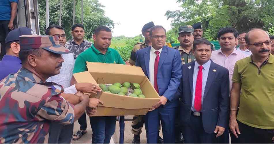 ত্রিপুরার মুখ্যমন্ত্রীকে আম-ইলিশ পাঠালেন শেখ হাসিনা