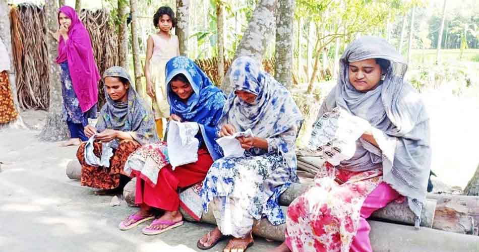 টুপিতে নকশার কাজ করে স্বাবলম্বী ১৩ হাজার নারী