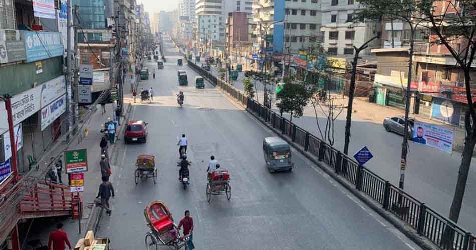 রাজধানীতে গণপরিবহন সংকট, অফিসগামীদের ভোগান্তি