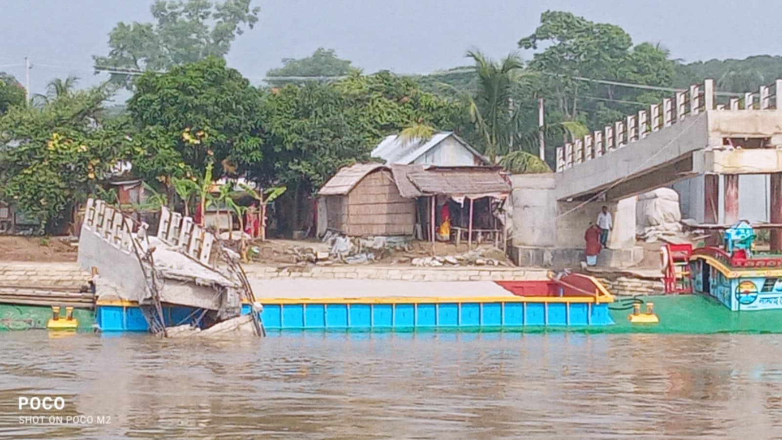 নড়িয়ায় বাল্কহেডের ধাক্কায় ব্রিজ ভেঙে নদীতে