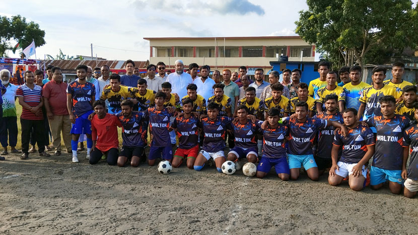 কুষ্টিয়ায় ওয়ালটনের পৃষ্ঠপোষকতায় দিনব্যাপী ফুটবল টূর্নামেন্ট