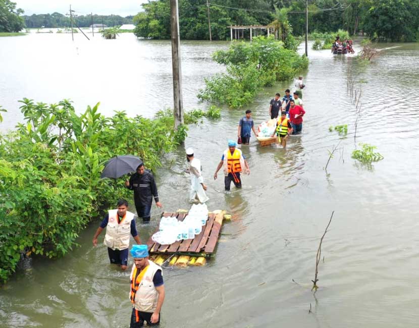 বন্যার্তদের সহায়তায় ঢাকা কমিউনিটি হাসপাতাল