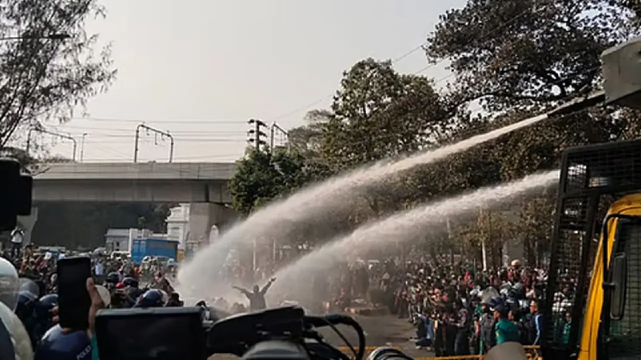 শিক্ষক নিয়োগ বাতিলে বিক্ষোভ, শাহবাগে জলকামান নিক্ষেপ করে পুলিশ