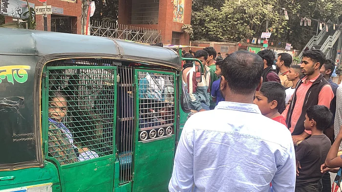 ফের উত্তাল তিতুমীর কলেজ—সড়ক অবরোধে চরম ভোগান্তি