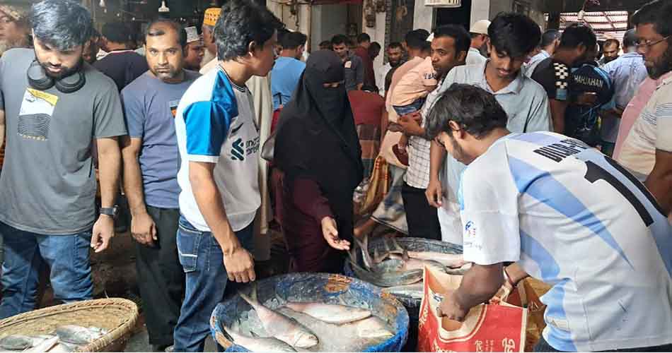 শেষ মুহূর্তে ইলিশ কিনতে ক্রেতাদের লাইন, কেজি ২৬০০ টাকা