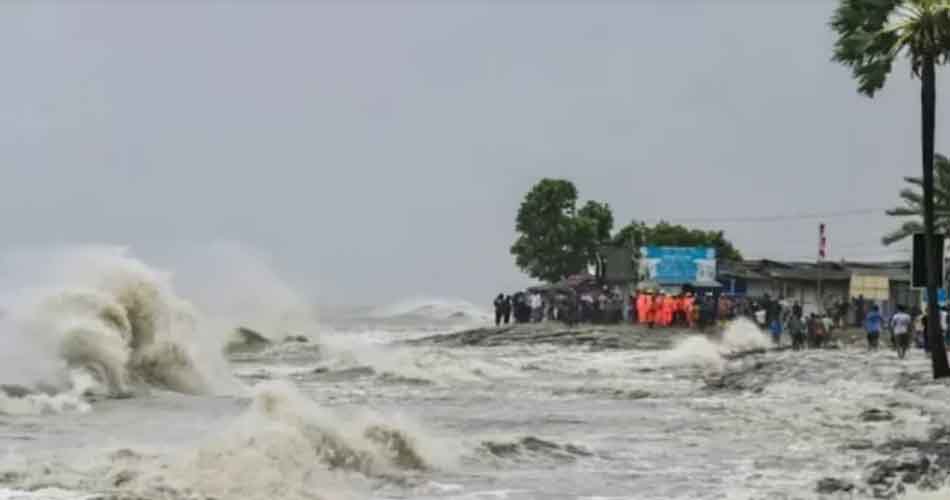 বাংলাদেশকে পাশ কাটিয়ে উড়িষ্যায় ঘূর্ণিঝড় ‘দানা’