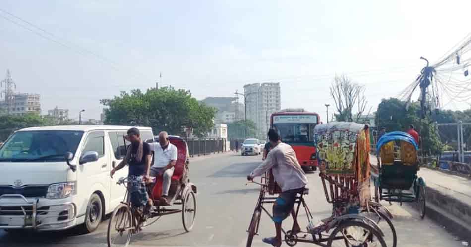 রাজধানীতে গণপরিবহন কম, ব্যক্তিগত গাড়ি বেশি