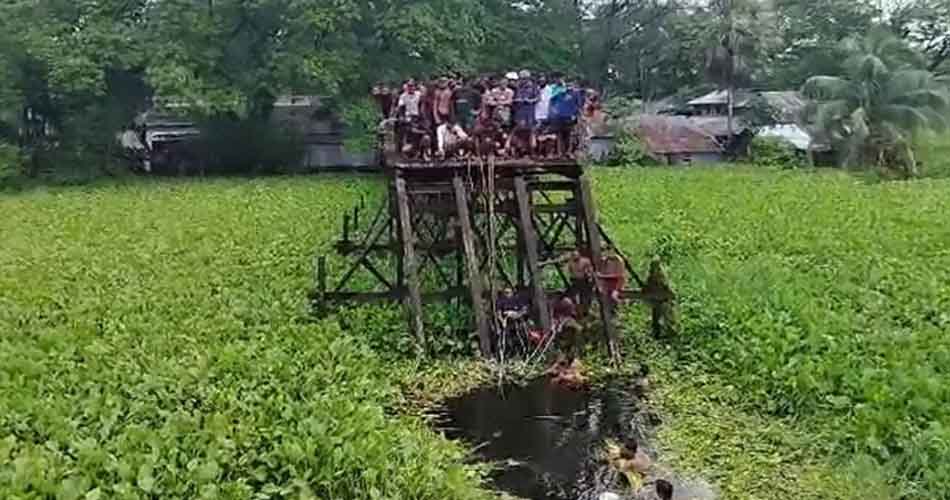 সেতু ভেঙে বিয়ের মাইক্রোবাস খালে, নিহত ১০