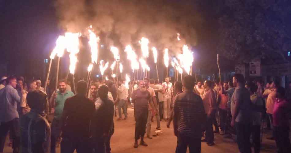 জয়পুরহাটে বিএনপির একপক্ষের বিরুদ্ধে আরেকপক্ষের মশাল মিছিল