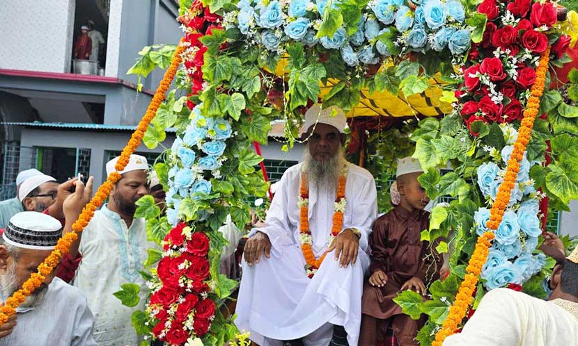 ঘোড়ার গাড়িতে ইমামের রাজকীয় বিদায়