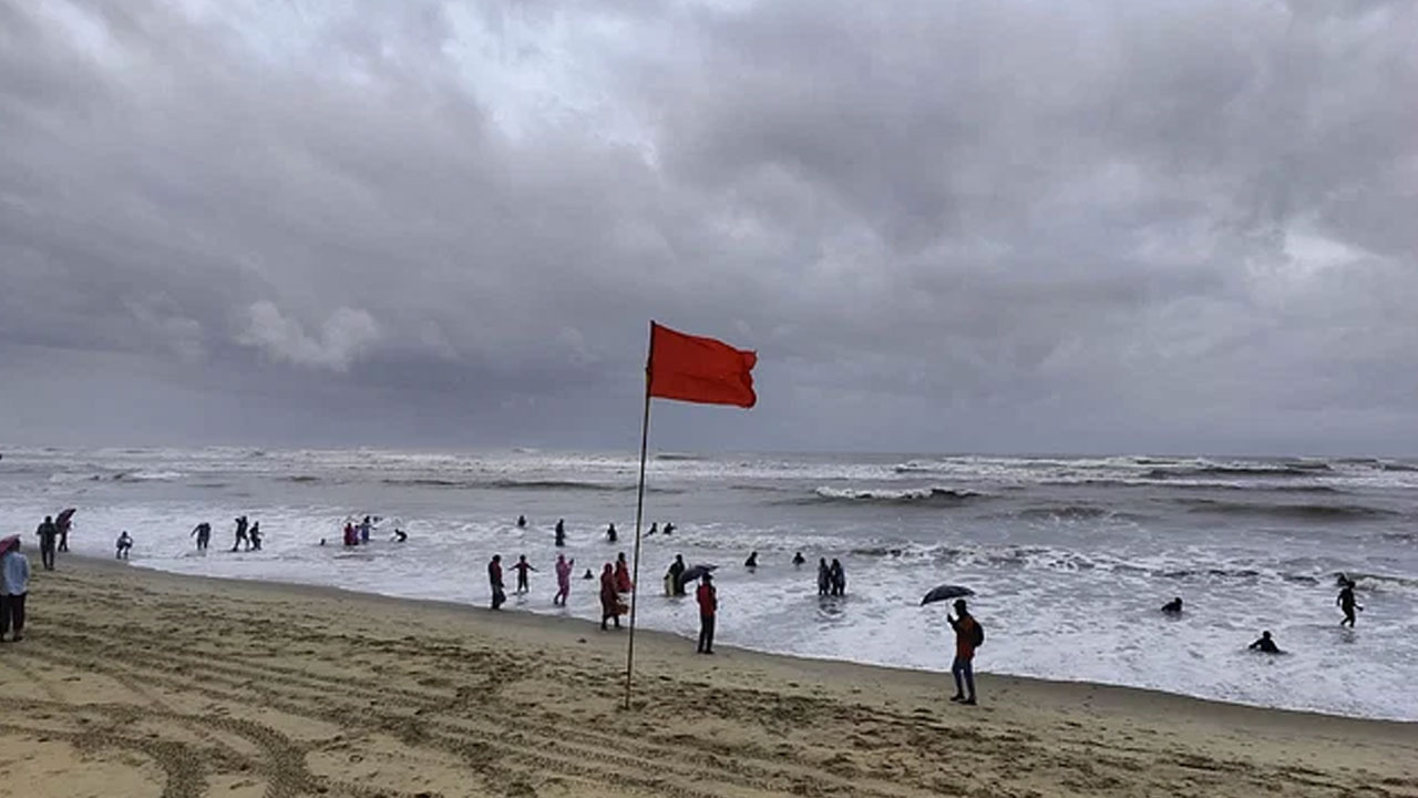 সমুদ্র বন্দরে ৩ নম্বর সতর্ক সংকেত